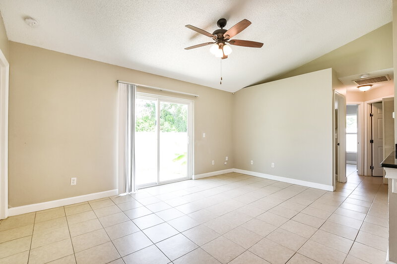 2,140/Mo, 1306 Silverthorn Dr Orlando, FL 32825 Living Room View 2