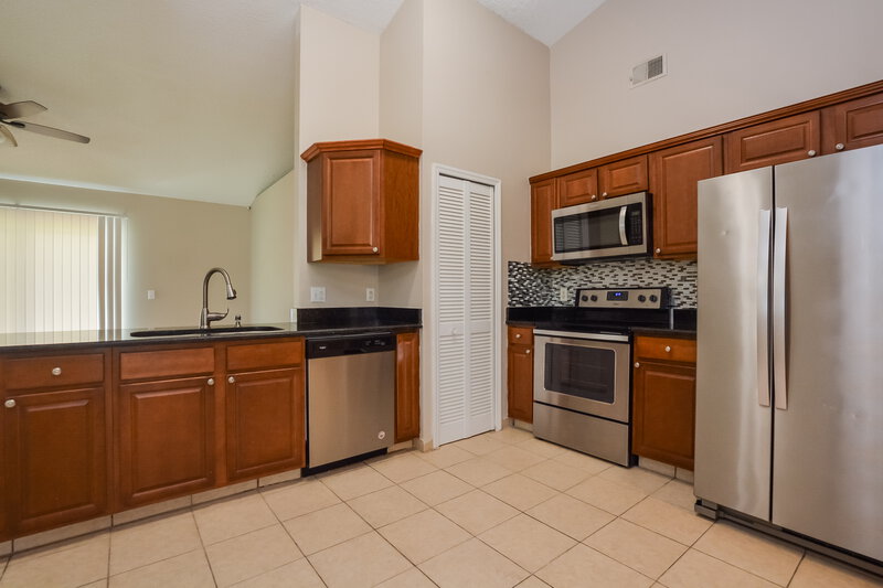 2,465/Mo, 1306 Silverthorn Dr Orlando, FL 32825 Kitchen View 2