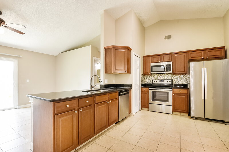 2,140/Mo, 1306 Silverthorn Dr Orlando, FL 32825 Kitchen View