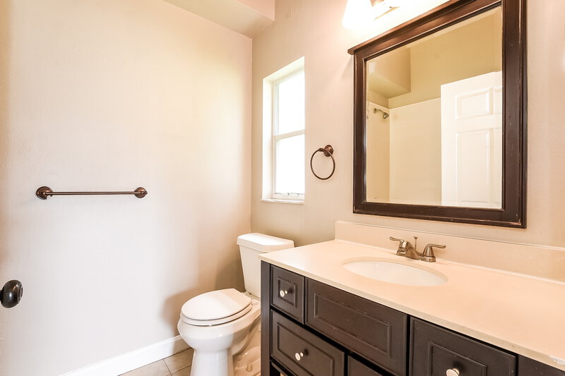 2,140/Mo, 1306 Silverthorn Dr Orlando, FL 32825 Main Bathroom View