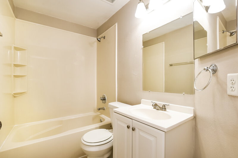 2,140/Mo, 1306 Silverthorn Dr Orlando, FL 32825 Bathroom View