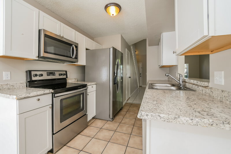 2,420/Mo, 7663 Sapphire Ln Orlando, FL 32822 Kitchen View 2