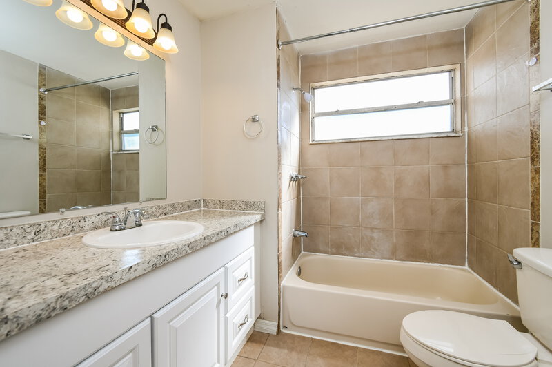 2,420/Mo, 7663 Sapphire Ln Orlando, FL 32822 Main Bathroom View