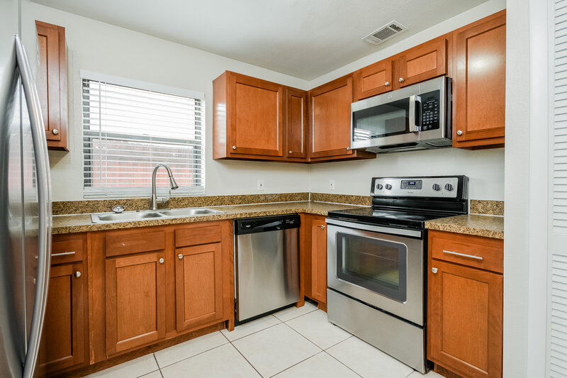 2,365/Mo, 1125 Covington St Oviedo, FL 32765 Kitchen View 2