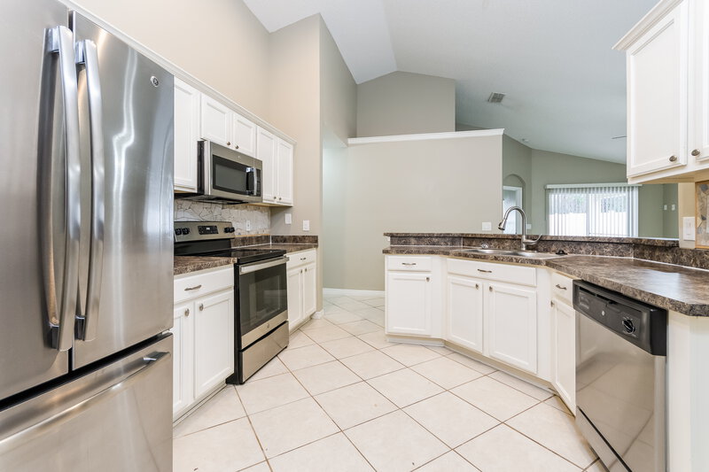 2,350/Mo, 1824 Palmetto Pine Ln Orlando, FL 32826 Kitchen View 2