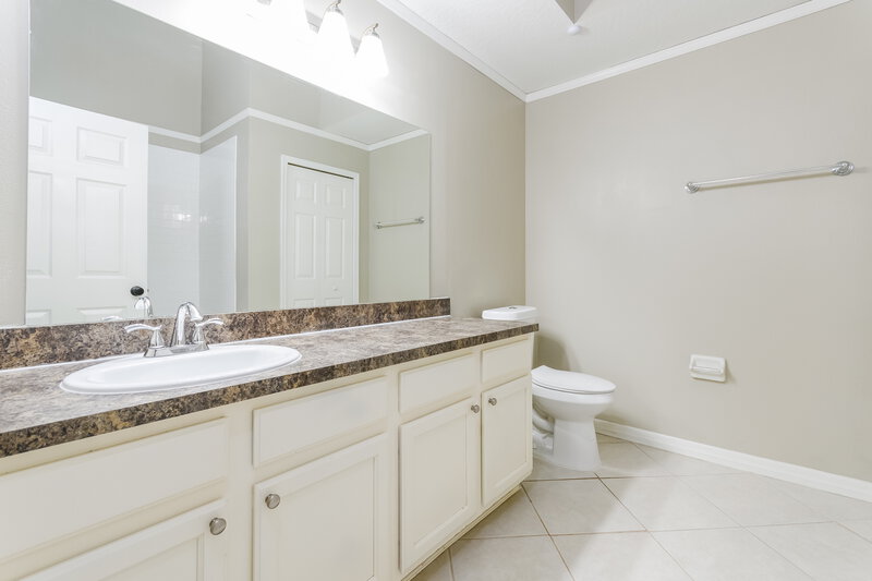 2,350/Mo, 1824 Palmetto Pine Ln Orlando, FL 32826 Main Bathroom View