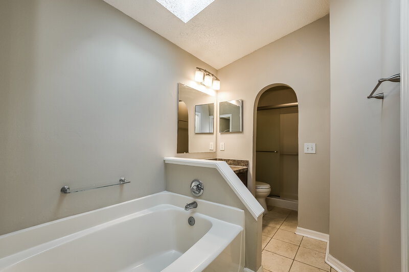 2,175/Mo, 14508 Lycastle Cir Orlando, FL 32826 Main Bathroom View
