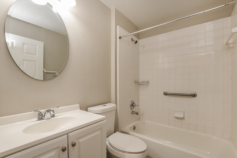 2,175/Mo, 14508 Lycastle Cir Orlando, FL 32826 Bathroom View