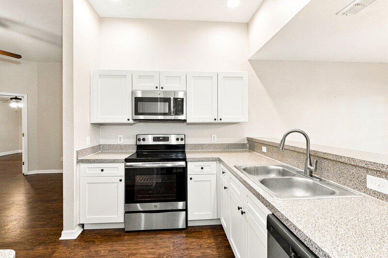 1,885/Mo, 205 Madalyn Ct Auburndale, FL 33823 Kitchen View 2