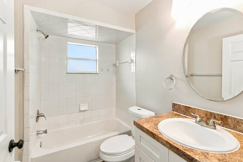 1,885/Mo, 205 Madalyn Ct Auburndale, FL 33823 Primary Bathroom View 3