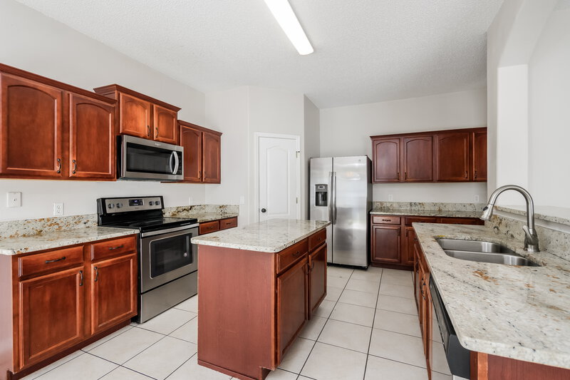2,165/Mo, 2091 The Oaks Blvd Kissimmee, FL 34746 Kitchen View