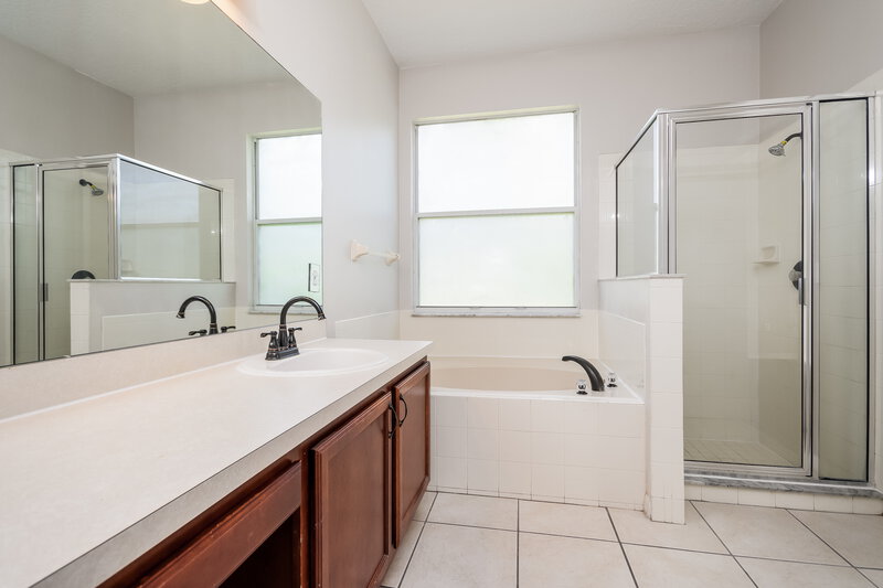 2,165/Mo, 2091 The Oaks Blvd Kissimmee, FL 34746 Main Bathroom View