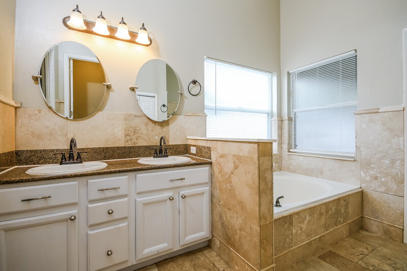 3,480/Mo, 2428 Timothy Ln Kissimmee, FL 34743 Main Bathroom View