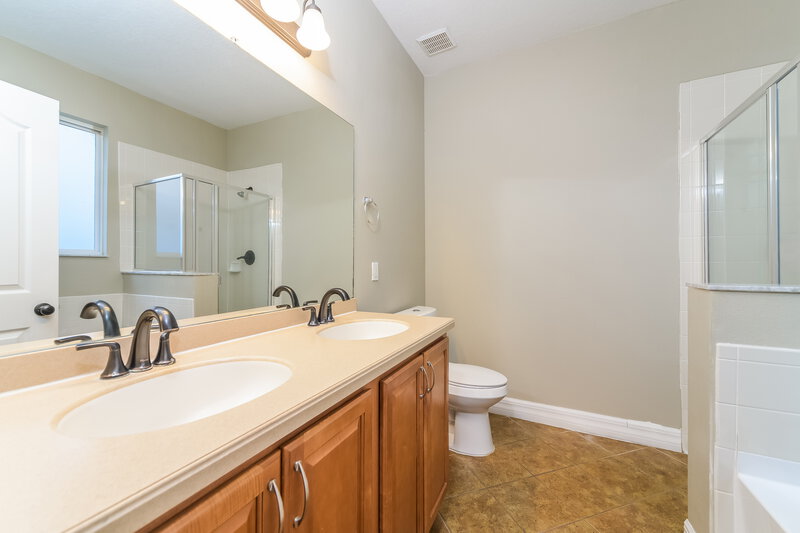 2,310/Mo, 1454 Blackwater Pond Dr Orlando, FL 32828 Main Bathroom View