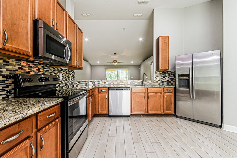 1,850/Mo, 827 Auburn Preserve Blvd Auburndale, FL 33823 Kitchen View 2