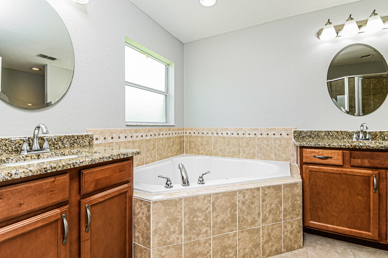 1,850/Mo, 827 Auburn Preserve Blvd Auburndale, FL 33823 Main Bathroom View