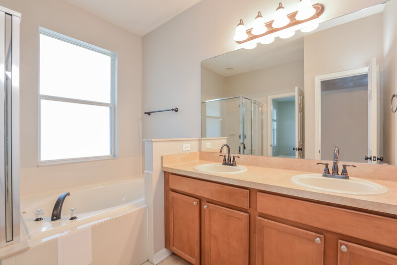 2,570/Mo, 15128 Stonebriar Way Orlando, FL 32826 Main Bathroom View