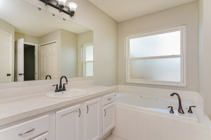 2,340/Mo, 1625 Nightfall Dr Clermont, FL 34711 Main Bathroom View