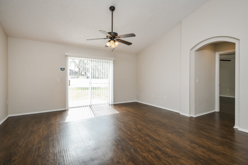 1,960/Mo, 195 Lake Thomas Dr Winter Haven, FL 33880 Living Room View 2