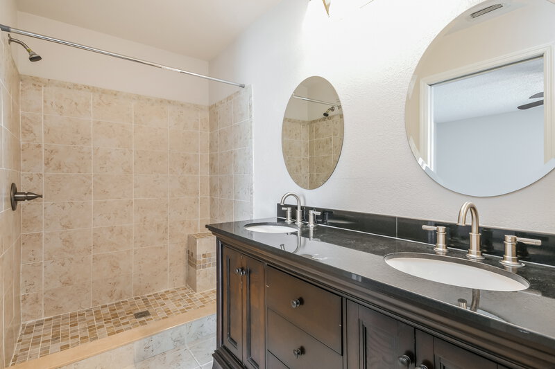 1,960/Mo, 195 Lake Thomas Dr Winter Haven, FL 33880 Main Bathroom View