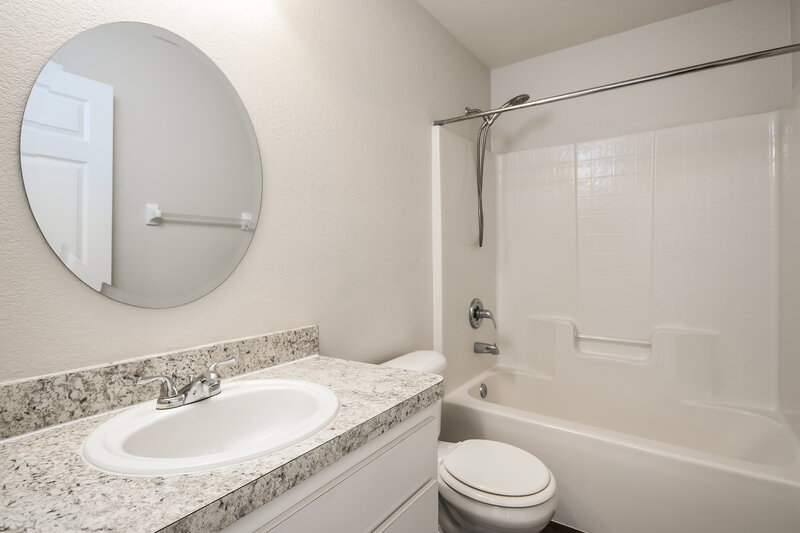 1,960/Mo, 195 Lake Thomas Dr Winter Haven, FL 33880 Bathroom View
