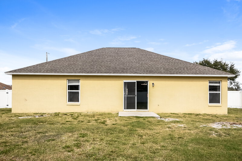 1,960/Mo, 195 Lake Thomas Dr Winter Haven, FL 33880 Rear View