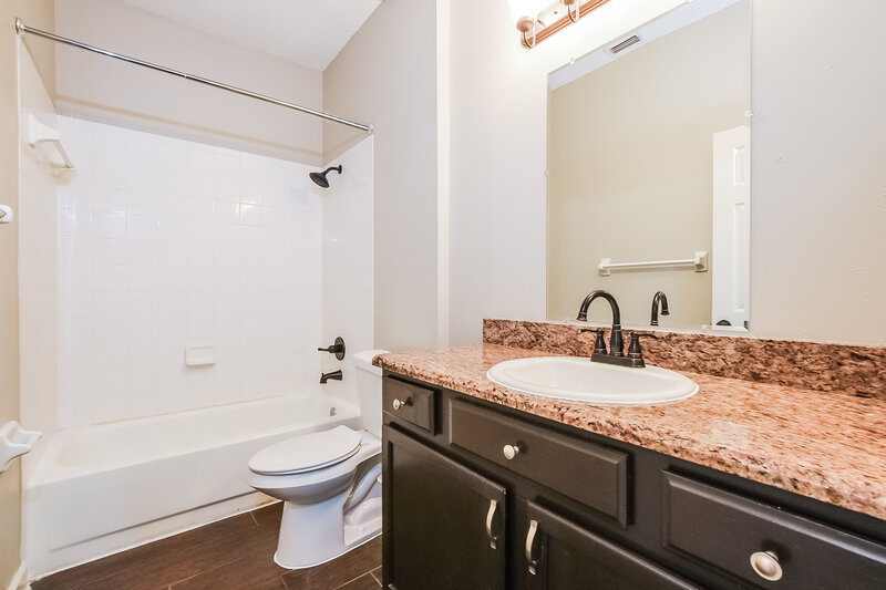 0/Mo, 12720 Woodbury Glen Dr Orlando, FL 32828 Main Bathroom View