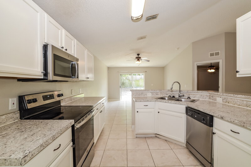 2,060/Mo, 544 Birch Ct Apopka, FL 32712 Kitchen View 2