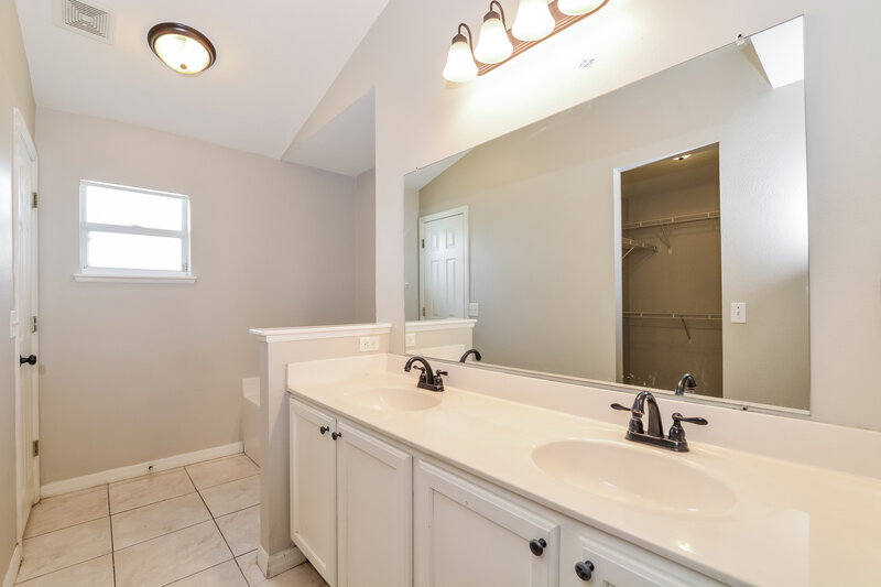 2,060/Mo, 544 Birch Ct Apopka, FL 32712 Main Bathroom View