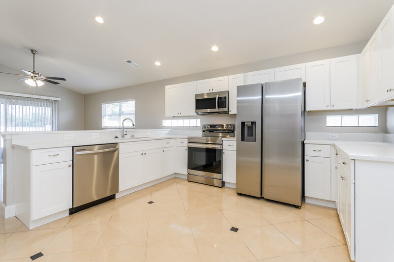 2,250/Mo, 3049 Rob Way Kissimmee, FL 34743 Kitchen View