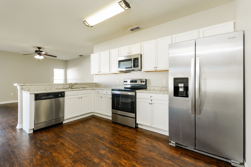 1,655/Mo, 536 Bromley Ct Kissimmee, FL 34758 Kitchen View 2