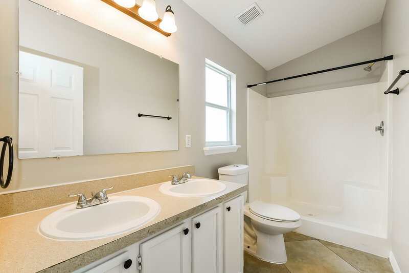 2,420/Mo, 17510 Silver Creek Ct Clermont, FL 34714 Main Bathroom View