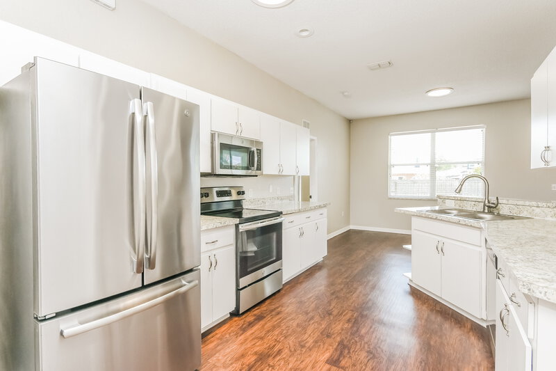 3,660/Mo, 6033 Live Oak Dr Winter Haven, FL 33880 Kitchen View 2