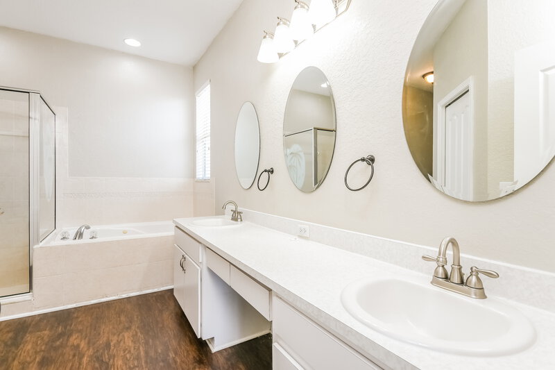 3,660/Mo, 6033 Live Oak Dr Winter Haven, FL 33880 Main Bathroom View