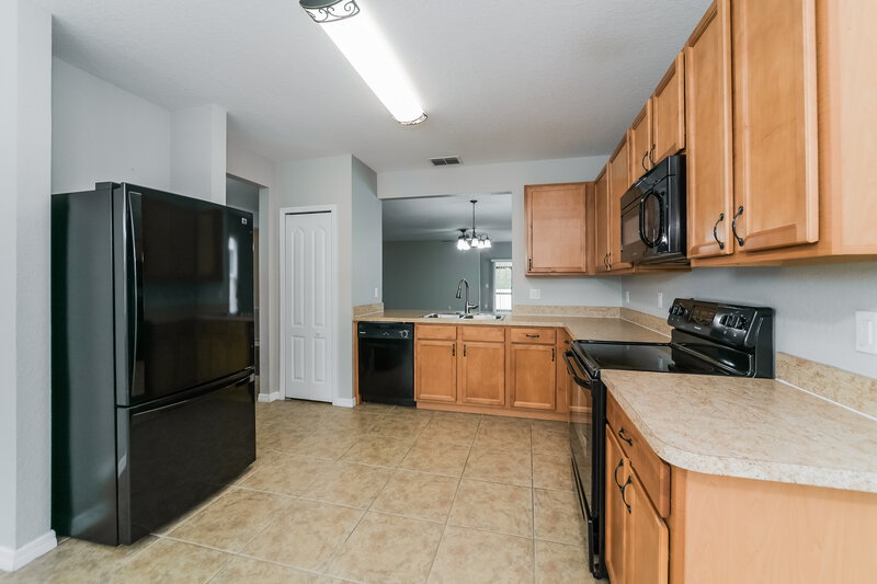 1,895/Mo, 1744 Wallace Manor Loop Winter Haven, FL 33880 Kitchen View 2