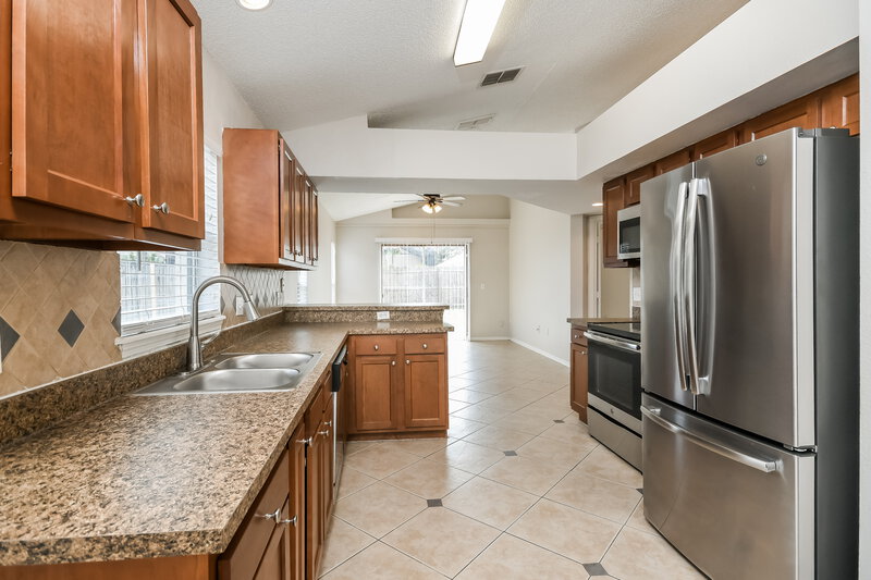 2,400/Mo, 10832 Rushwood Way Clermont, FL 34714 Kitchen View 2