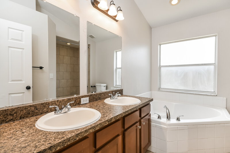 2,400/Mo, 10832 Rushwood Way Clermont, FL 34714 Main Bathroom View