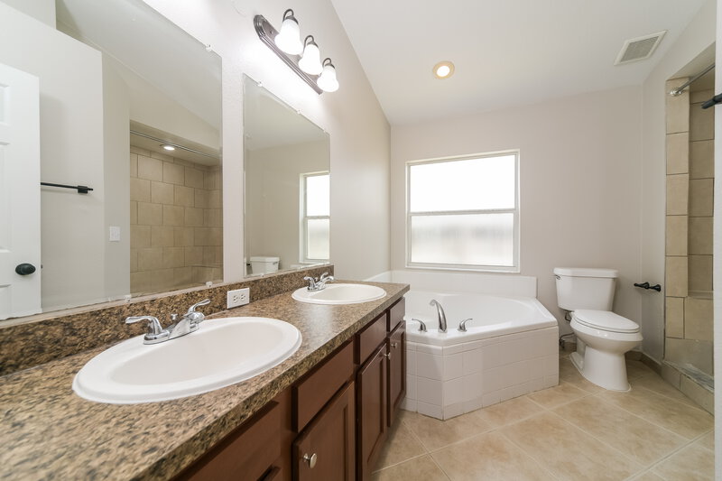 2,170/Mo, 10832 Rushwood Way Clermont, FL 34714 Main Bathroom View