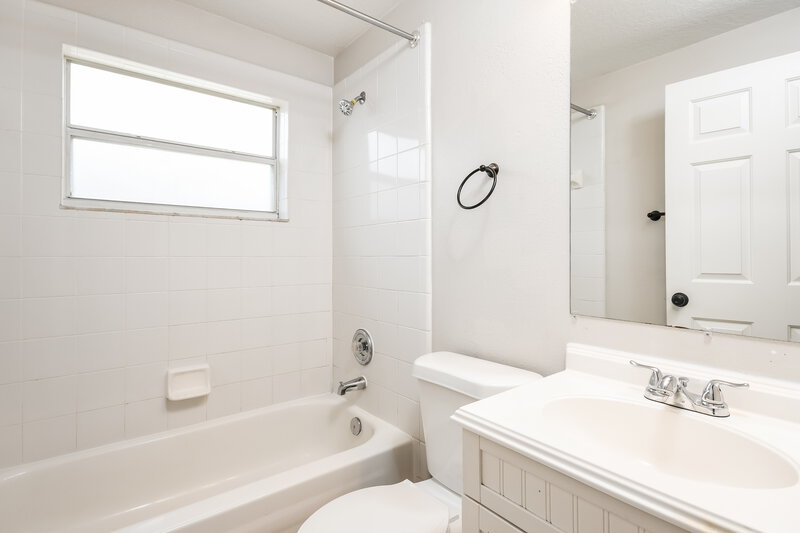 2,400/Mo, 10832 Rushwood Way Clermont, FL 34714 Bathroom View