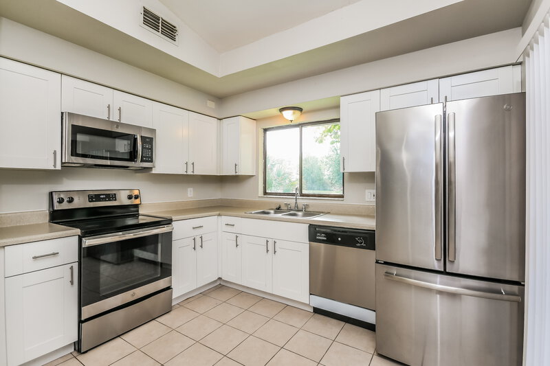2,140/Mo, 11389 Darlington Dr Orlando, FL 32837 Kitchen View 2