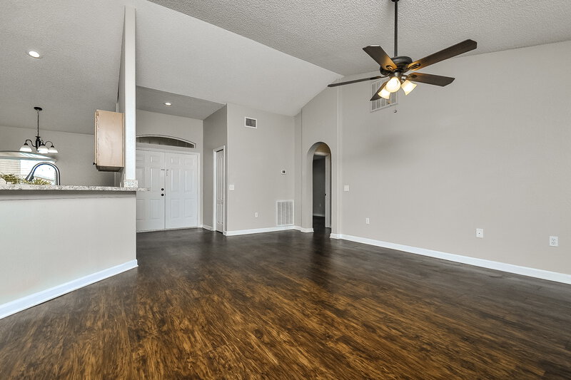 2,220/Mo, 6025 Live Oak Dr Winter Haven, FL 33880 Living Room View 2