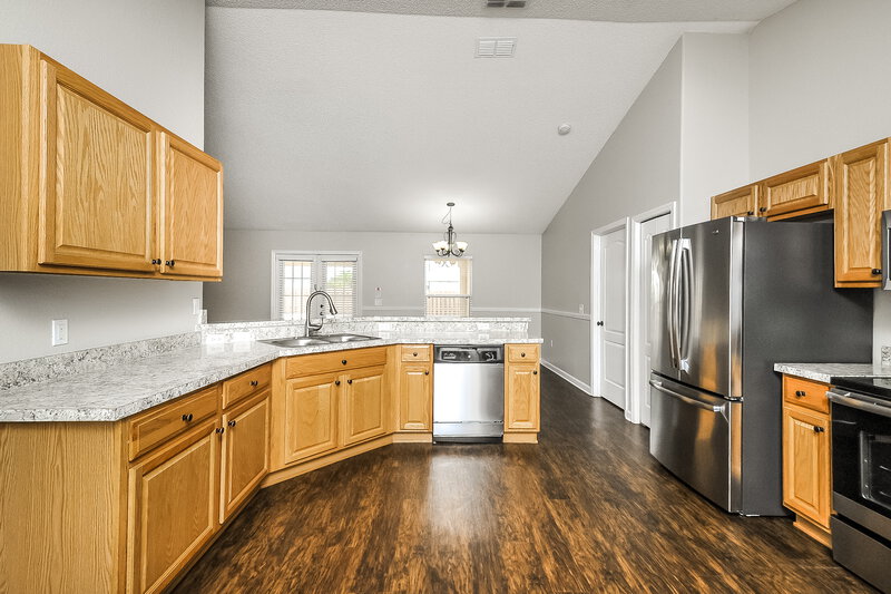 2,220/Mo, 6025 Live Oak Dr Winter Haven, FL 33880 Kitchen View 2