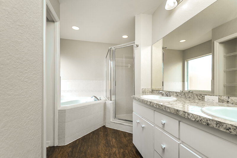 2,220/Mo, 6025 Live Oak Dr Winter Haven, FL 33880 Main Bathroom View