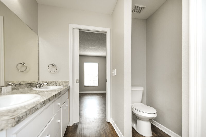 2,220/Mo, 6025 Live Oak Dr Winter Haven, FL 33880 Main Bathroom View 2