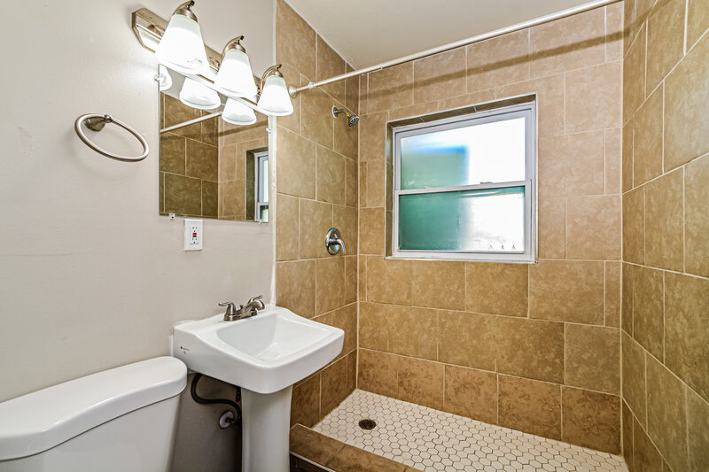 1,580/Mo, 218 Woodmere Blvd Sanford, FL 32773 Main Bathroom View