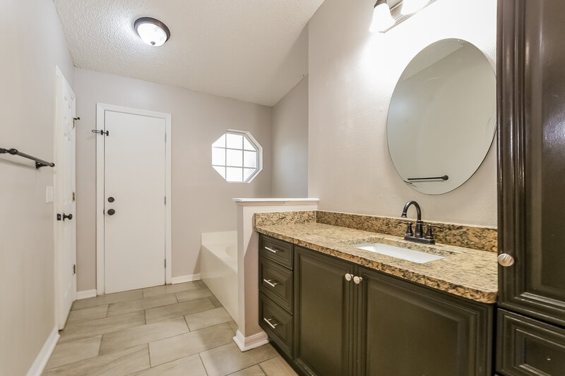 2,340/Mo, 936 Welch Hill Circle Apopka, FL 32712 Main Bathroom View