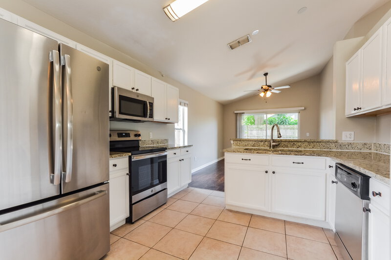2,460/Mo, 1033 Shale Trail Street Apopka, FL 32703 Kitchen View