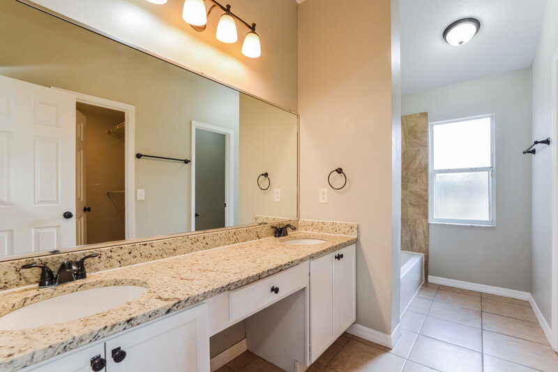 2,460/Mo, 1033 Shale Trail Street Apopka, FL 32703 Main Bathroom View