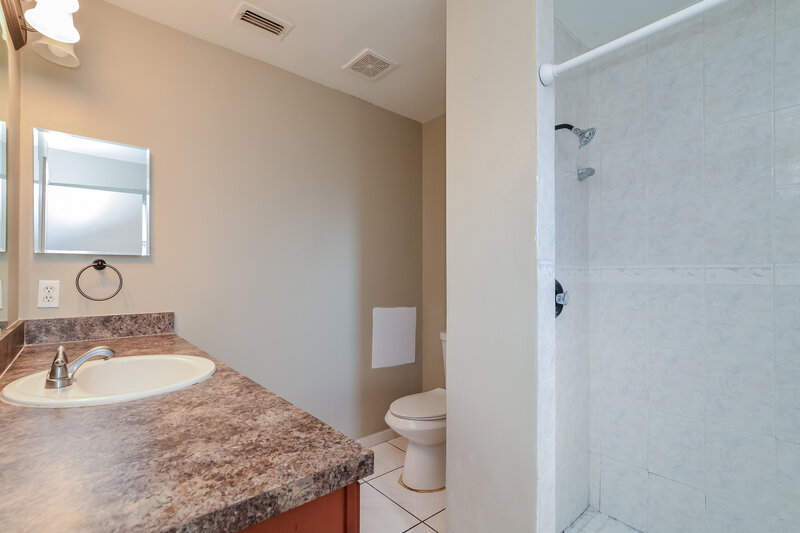 2,295/Mo, 5070 Red Bay Drive Orlando, FL 32829 Main Bathroom View