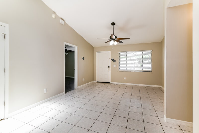 2,225/Mo, 724 Iowa Woods Cir E Orlando, FL 32824 Living Room View 2